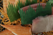 外国人「刺し身の盛り合わせにカニカマ入ってたんだがこれあり？」
