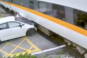 【動画】見てない運転。電車の横っ腹に車が突っ込む踏切事故の瞬間。