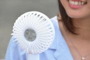 頑なに小型扇風機を持ち歩かない人いるけど涼しいぞ