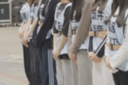 日向坂4期生、うっかり前屈み。服の隙間から生白い肌が....