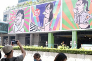 【香港】「セクシーすぎる」とフェミに抗議された巨大広告看板、反撃看板を掲示