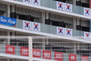 韓国選手団が五輪選手村に多数の韓国国旗と「反日横断幕」…不穏な戦時メッセージ掲げる！