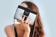 日本のオタクが20万円のPRADAのバッグを買った結果→とんでもない使い方をしてしまうｗｗｗ【台湾人の反応】