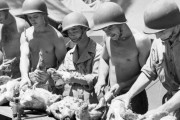 1942年12月25日、太平洋戦線の激戦地ガダルカナル島でクリスマスディナーの準備で七面鳥の下処理をする米海兵隊員！