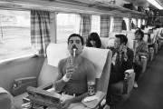ジャパンツアー中に撮影された、新幹線でのフレディ・マーキュリーの貴重な写真が海外で話題に