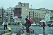 ウーバーで雨の日にバイクで配達してる猛者ってどんな装備なん？