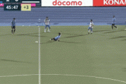 ◆悲報◆磐田FW杉本健勇さん、相手のパスミスをドフリーで拾ったのにトラップミスしてモタモタ…橘田にぶっ飛ばされてしまう?