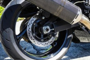バイクなのに純正マフラーつけてる奴って貧乏なの？