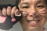 里崎がキツネの耳と尻尾を付けてクネクネしながら踊るキツネダンス