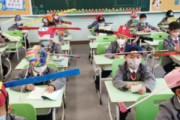 【衝撃的ｗ】中国、児童に「幅１ｍの帽子」で学校再開
