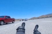 高速道路で転倒したバイカー、間一髪で後続車に避けてもらえるヘルメットカム。
