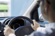 「運転免許証の自主返納を検討」60代の4人に1人、理由は？