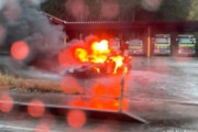 RX-7と軽が正面衝突　片方が大破炎上し運転手遺体で発見