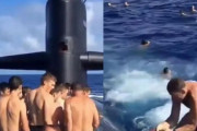 米海軍原子力潜水艦の乗員たちが、洋上で海水浴！