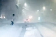 【北海道】雪道でそれはやめて！北広島市で無謀すぎる歩行者が撮影される(((ﾟДﾟ)))