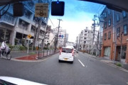 自転車に乗った女性がノールックで車道を横断、衝撃的すぎるドラレコが話題に
