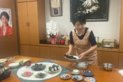 【画像】上川外相「みんなで食べることが大事」エプロン姿でおにぎり作り、朝食をスタッフに振る舞う　SNS「国民には中国ブイ撤去が大事」