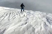 【恐怖】山スキーの罠。雪庇に乗ってしまったスキーヤーが消えてしまう事故。