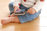 【悲報】今のガキ共、0歳からスマホ漬けのYouTube漬け