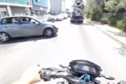 【動画】危ない車に抗議しようとして自分が事故ったバイク乗りさん(´･_･`)