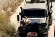イスラエル軍、パレスチナ人を車のボンネットに縛りつけて走行
