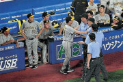阪神・岡田監督の猛抗議中に見せた選手の熱量　全員が怒りの指揮官を見つめる　にじむチームの一体感