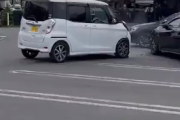 【悲報】イカれた暴走老人、駐車場で大暴れ。ぶつけられた車のオーナー悲惨すぎでしょｗｗｗｗ