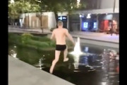 【衝撃】噴水に飛び込んでひどく後悔した男の動画がぎゃああああ(@_@;)