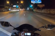 青信号でスタートダッシュを決めたヤマハYZF-R3乗りがお馬鹿な事故を起こす車載。