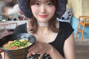 この画像でお胸に目が行く人と、ラーメンに目が行く人はちょうど半々らしい