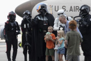 米空軍基地イベントにダースベイダーが登場…スターウォーズのコスプレ披露！