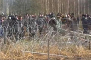海外「移民を利用した攻撃。ポーランド国境にベラルーシが意図的に送り出した大量の移民が押し寄せる」