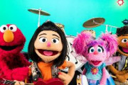 セサミストリートに韓国系キャラ登場　差別問題を扱う