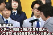 震災を乗り越えアジア男子初金メダルの羽生結弦選手に、受賞式で労いなくジャンプ失敗を蒸し返す言葉。「こんなことをされ続けたら感情を隠し律するしかなかった」という痛切な思い。