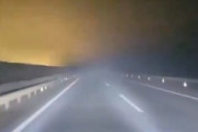 【動画】濃霧の高速道路を時速130キロでかっ飛ばしていたヤツが起こした事故。