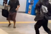 【動画】新宿駅に警棒を振り回す男が現れる。子連れのおじさんも襲われる。