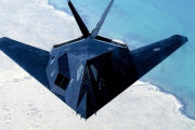 【画像】こう言うだだっ広いステルス機ってまだ現役なの？