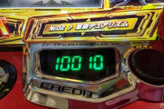 【画像】スマスロ「メダルレスでクレジット5桁表示」「コンプリート機能MY19000枚で強制終了」「下皿がキープスペースに」「筺体に計数ボタン」【ヴァルヴレイヴ実機】