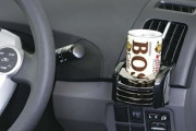 昔の車はドリンクホルダーがなくてエアコン吹き出し口に後付けしてたよな