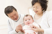 里帰り中に、父が子供と初風呂に入ったことを夫がすごく不満に思ってるみたいで早く帰ってきてと言っています。私が軽率だったのでしょうか