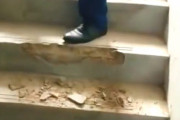【動画】中国あるある、いつもの手抜き･おから工事建築、蹴ると砕ける階段～！