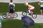 【動画】 BMX試走中に衝撃事故　運営スタッフがコースを横切り金メダル候補のニック・キンマンが膝を骨折