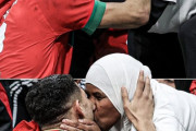 モロッコのラストPK決めた英雄、ママとキスをする！！