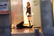 【動画】 渋谷の男さん、女子に蹴られてKO・・ 衝撃の瞬間が激撮される