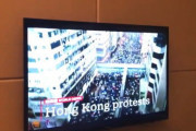 これが中国の情報規制。BBCで香港デモが流れた瞬間に画面が消えるテレビの動画が話題に。