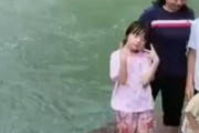 【動画】中国の女の子、渓流で記念撮影しようとした結果…