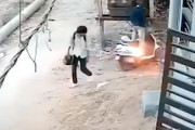 【動画】地面に足をついた少年が感電してしまう事故。