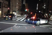 【動画】運転手さん、タクシーに道をふさがれ大興奮してしまう