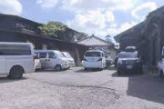 家が整備工場だったばっかりに。。自宅敷地で遊んでいた4歳男児が整備中の車に轢かれ死亡wwwww