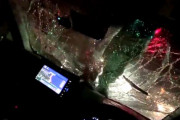 【動画】半裸の男が女性の車に飛び乗りフロントガラスをバキバキに蹴る映像が怖すぎるｗｗｗ